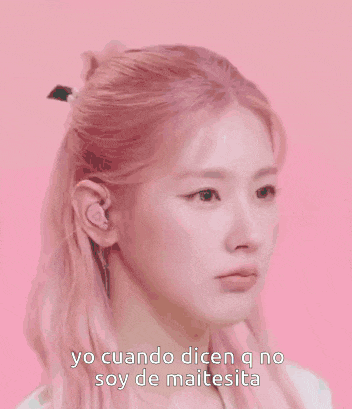 a woman with pink hair is wearing ear buds and says yo cuando dicen q no soy de maitecita