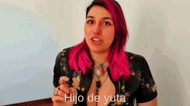 a woman with pink hair says hijo de yuta in a video