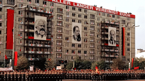 a large building with a sign that says " aller lander vereinigt euch "