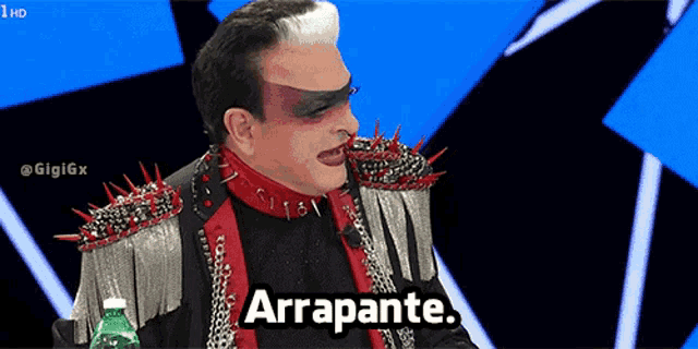 a man in a red and silver outfit says arrapante in spanish
