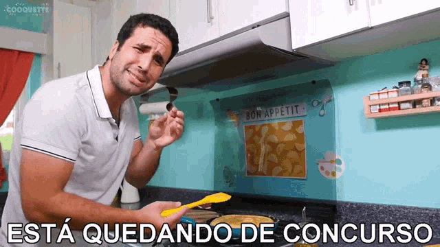 a man cooking in a kitchen with the words esta quedando de concurso below him
