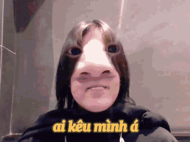 a girl with a big nose and the words ai keu minh a in yellow