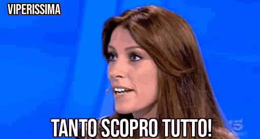 a woman says tanto scopro tutto on a blue screen