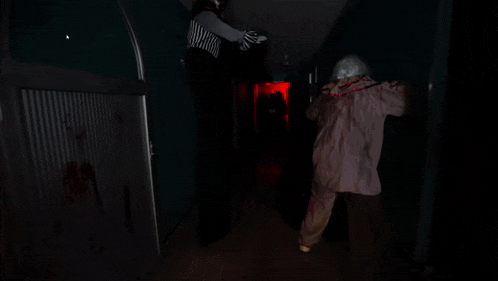 a creepy clown is standing in a dark hallway with the word vayanse written on the bottom