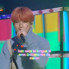 a man singing into a microphone with the words han saca la lengua si eres unicamente de melon