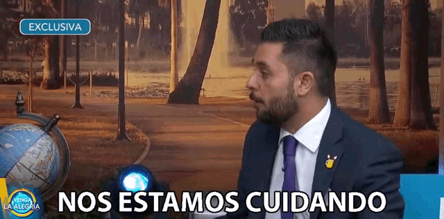 a man in a suit and tie says nos estamos cuidando in spanish