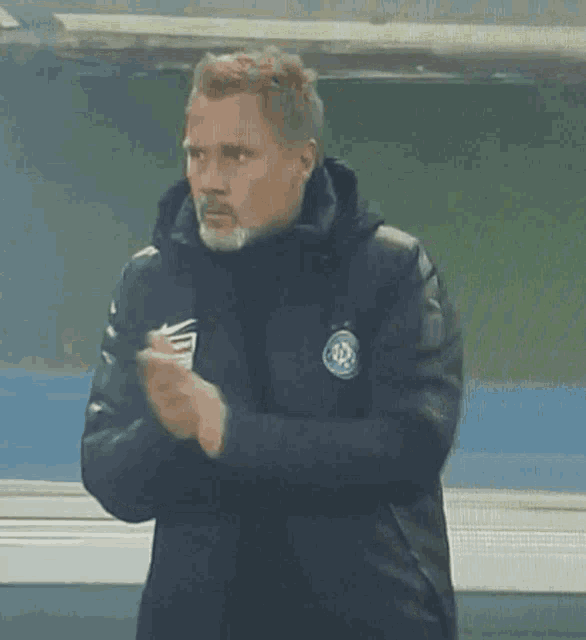 Clapping Thorsten Fink GIF - Clapping Thorsten Fink Coach GIFs