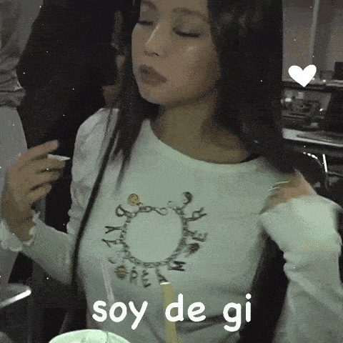 a woman wearing a white shirt that says soy de gi on it