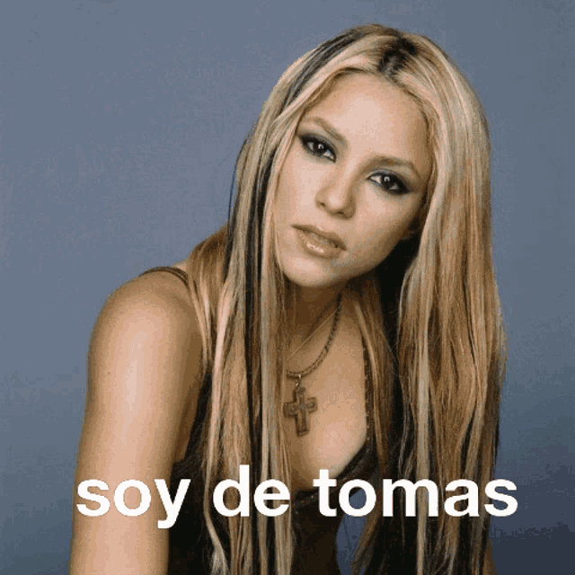 a woman with long blonde hair and the words soy de tomas on the bottom right