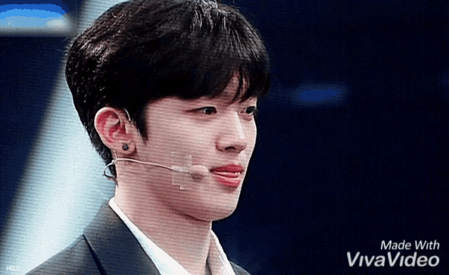 a young man wearing a microphone with the words made with vivavideo at the bottom