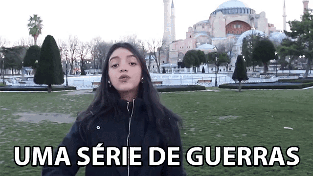 a girl stands in front of a building with the words uma serie de guerras