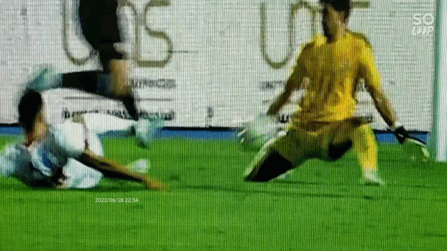 a soccer game is being played on a screen that says so live on the bottom