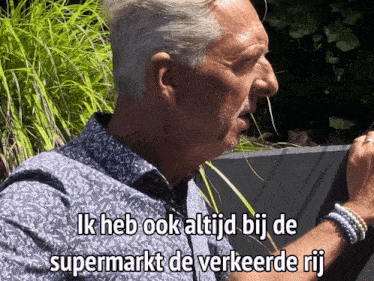 a man in a blue shirt says ik heb ook altijd bij de supermarkt de verkeerde rij