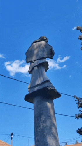 a statue with dany written on the bottom