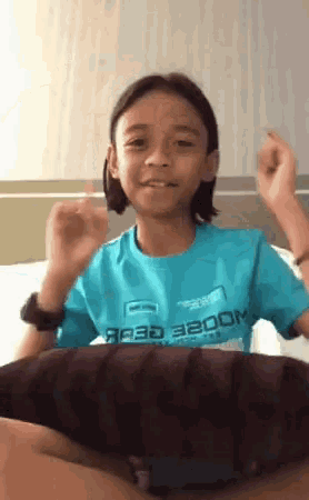 a young boy wearing a blue shirt that says " arad 3200m "