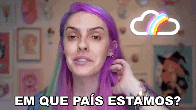 a woman with purple hair has the words em que pais estamos written on her face