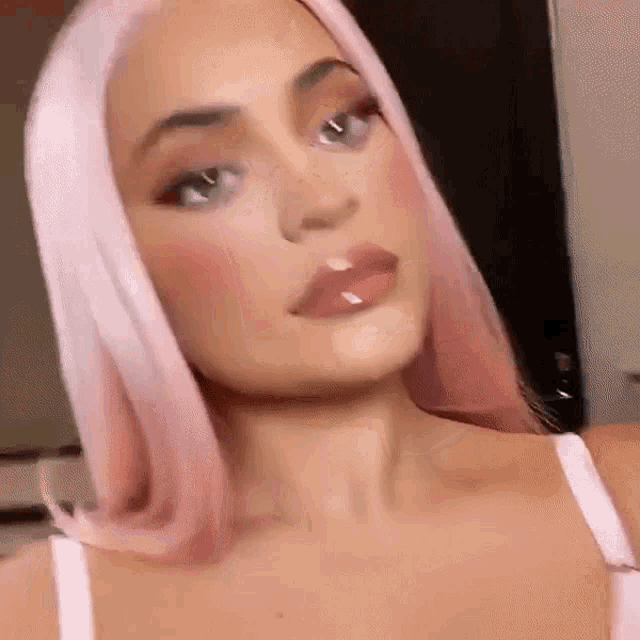 Kylie Jenner Pink Hair GIF - Kylie Jenner Pink Hair Make Up GIFs