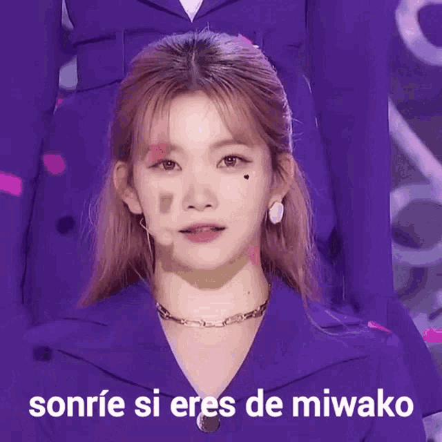 a woman in a purple suit is smiling with the words sonrie si eres de miwako written below her
