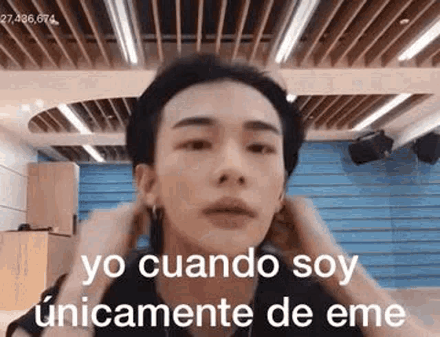 a close up of a person 's face with the words `` yo cuando soy únicamente de eme '' .