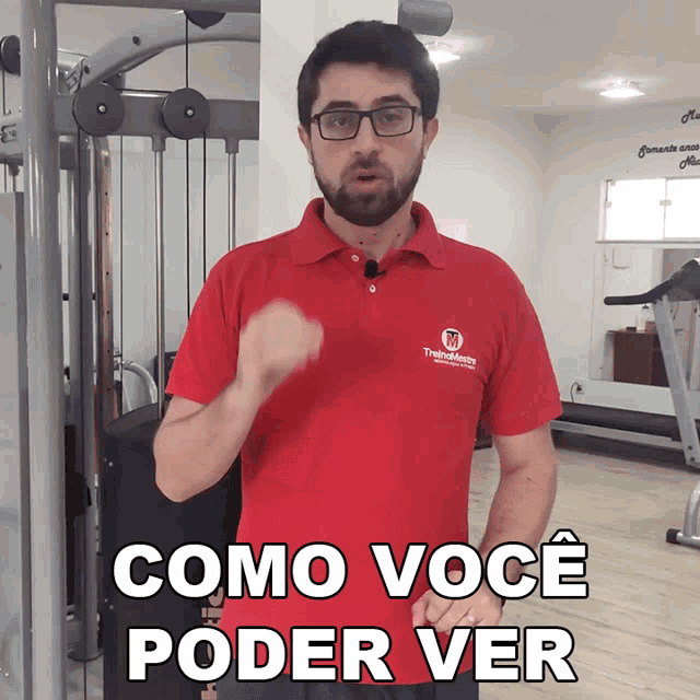 a man in a red shirt with the words como voce poder ver