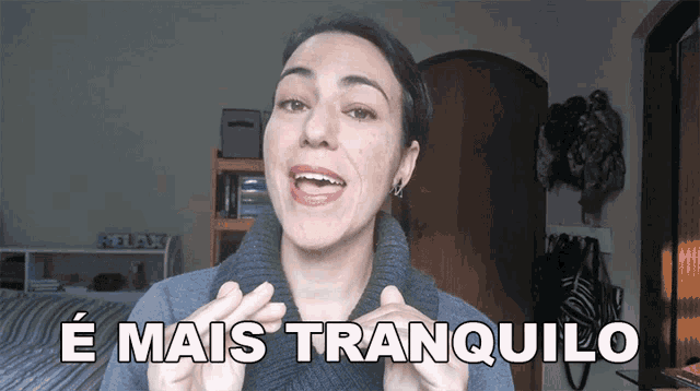 a woman says e mais tranquilo while wearing a grey sweater