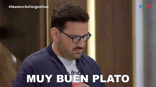 a man wearing glasses and a mustache is saying muy buen plato