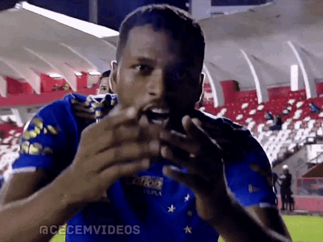 a man in a blue shirt with the word dupla on the front