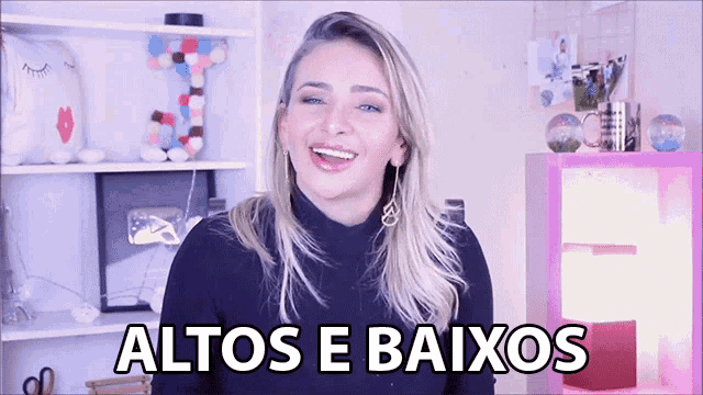 a woman says altos e baixos while smiling