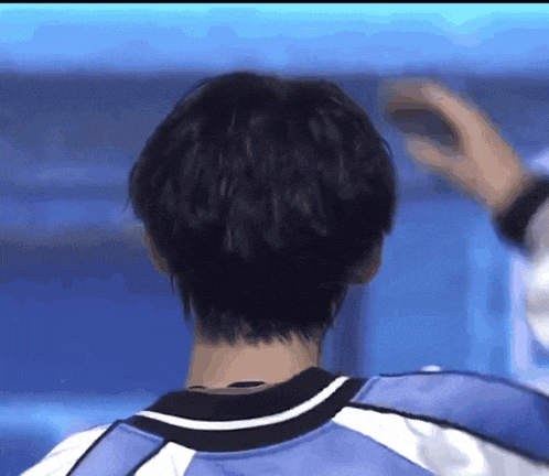 the back of a person 's head is shown in a blurry photo