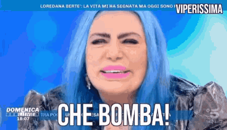 a woman with blue hair is crying and the words che bomba are above her