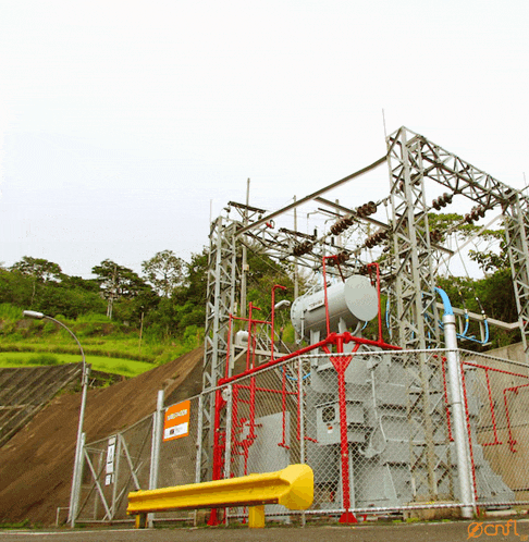 a large transformer is behind a fence with a sign that says " advertencia " on it
