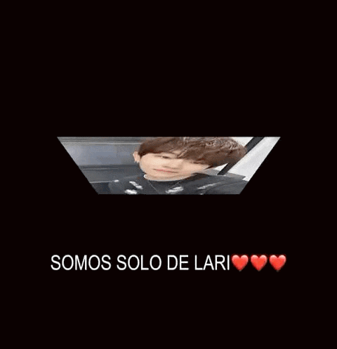 a young man is taking a selfie with the words `` somos solo de lari '' written above him .