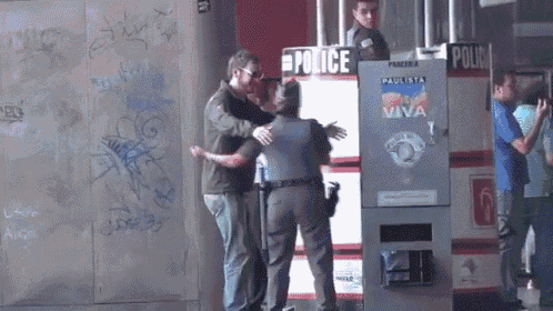 Abraços  Na Polícia GIF - Hug Free Hugs GIFs