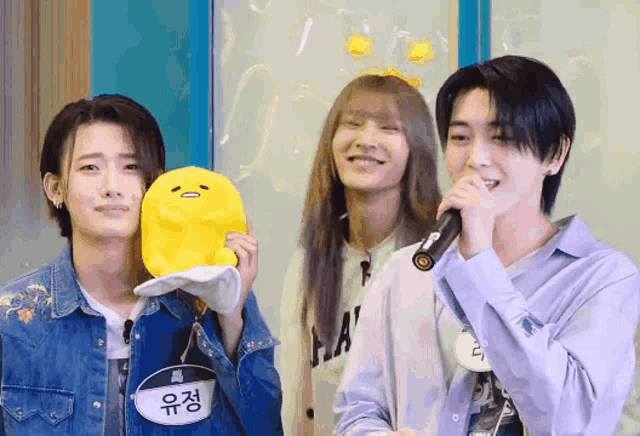 a person with a name tag that says ' yujin ' on it