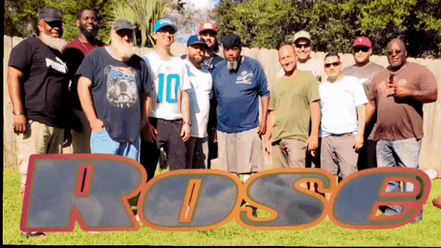 a group of men standing in front of a sign that says " rosse "