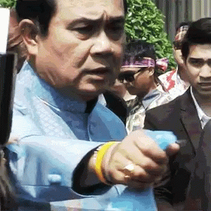 Prayuth Spray GIF - Prayuth Spray Vain GIFs