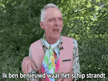 a man wearing a pink vest and a scarf says ik ben beneeuwd waar het schip strandt