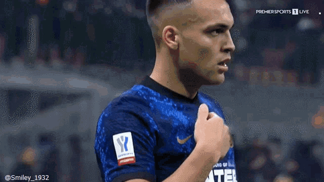 a soccer player with the name lautaro on the back of his shirt