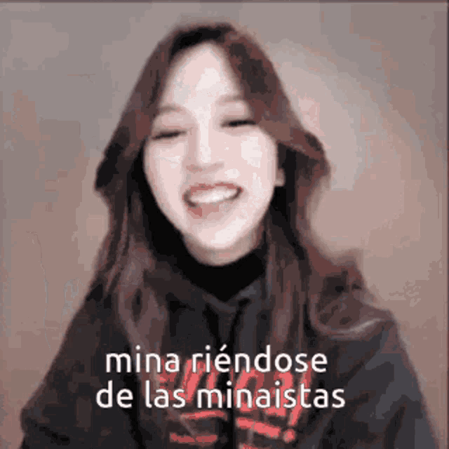 a woman is smiling with the words mina riendose de las minaistas written below her