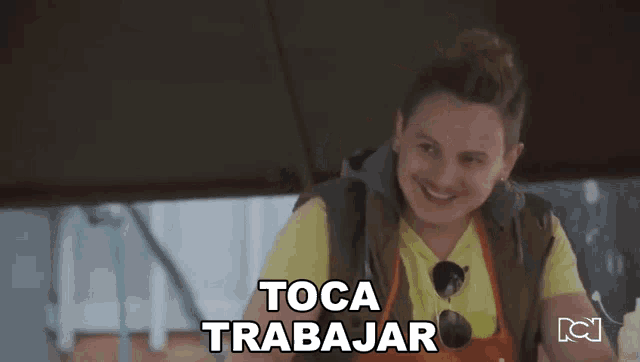 a man wearing an apron is saying toca trabajar