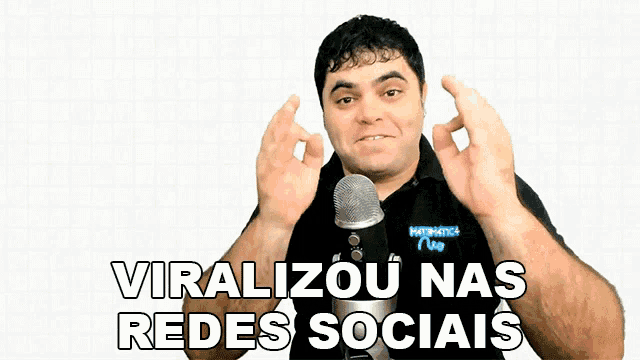 a man with a microphone and the words viralizou nas redes sociais on the bottom