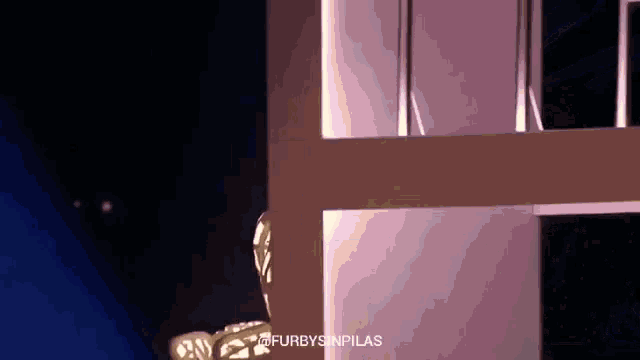 a person is standing in front of a purple wall with the words furbysinpilas written on the bottom