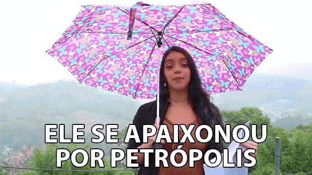 a woman holding a purple umbrella with the words ele se apaixonou por petropolis above her