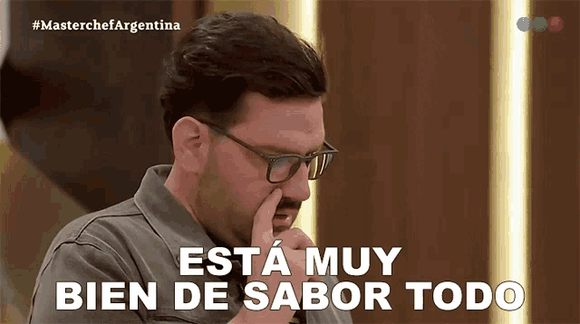 a man wearing glasses says " esta muy bien de sabor todo " on a television screen