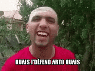 a man in a red shirt is laughing and saying quais j ' defend arto quais