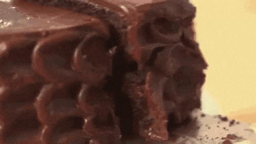 a close up of a piece of chocolate cake with the words eu quero bolo written on it