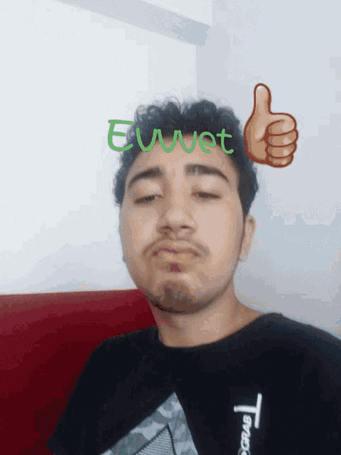 a man with a thumbs up and the word euwet on his head