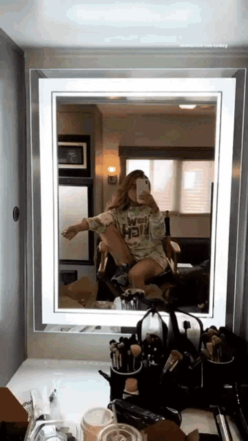 Sabrina Carpenter Selfie GIF - Sabrina Carpenter Selfie Mirror GIFs