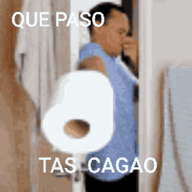 a man is holding a roll of toilet paper with the words que paso tas cagao on the bottom