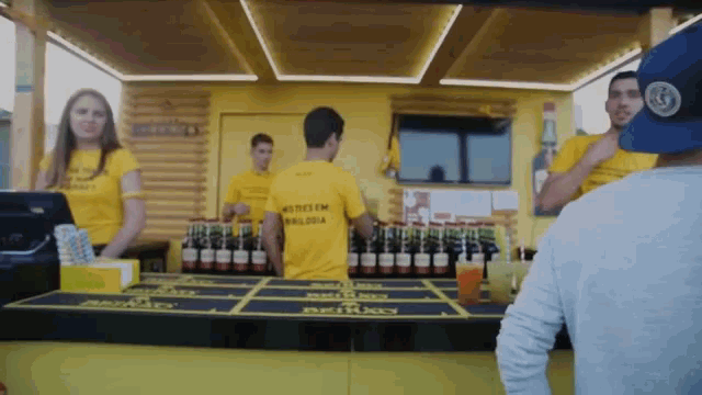a man wearing a yellow shirt that says " no ties em alcool "